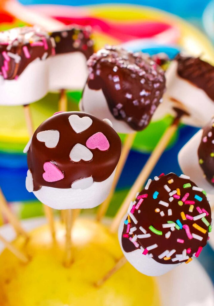 No-Bake Marshmallow Pops – Quick, Fun & Kid-Friendly Chocolate-dipped marshmallow pops in vibrant colors arranged on a decorative platter