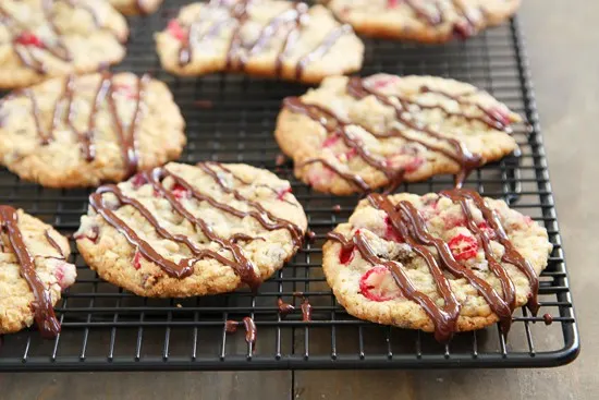 Fresh Cranberry Chocolate Chip Oatmeal Cookies | #christmascookies
