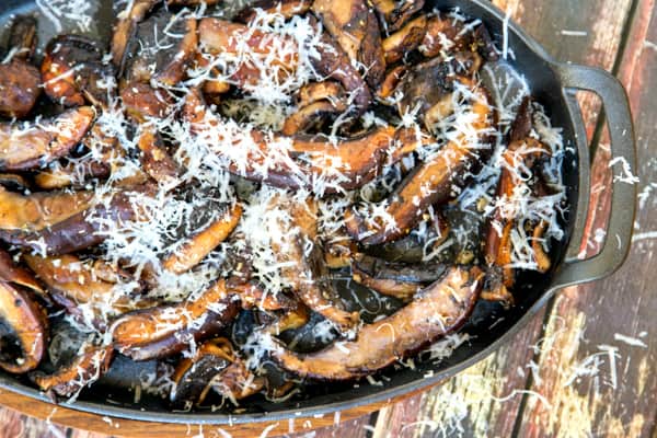 garlic portobello mushrooms with pecorino romano - Just 3 little ingredients in this fantastic side dish! | www.thewickednoodle.com