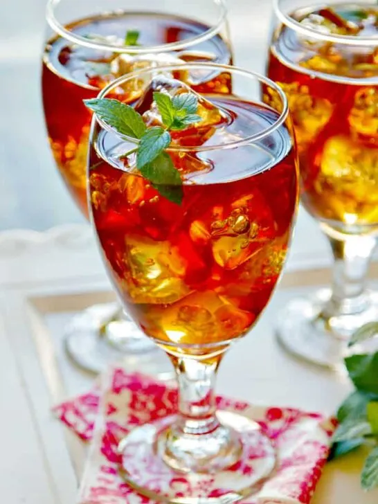 summer sweet tea with vodka & fresh mint - a refreshing summer cocktail!