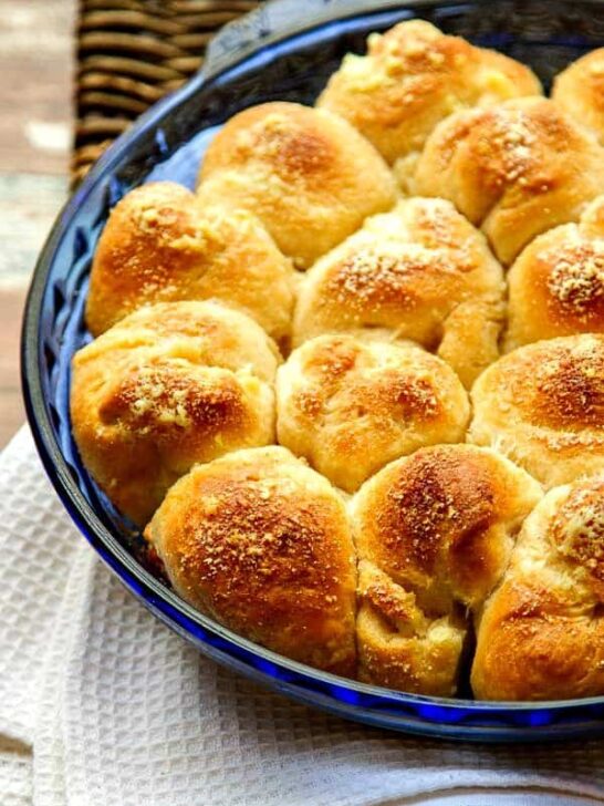 These easy Parmesan Garlic Biscuits start with canned Pillsbury Grands for a quick garlic biscuit recipe that will be a family favorite! #recipes #biscuits #bread #sidedish #dinner