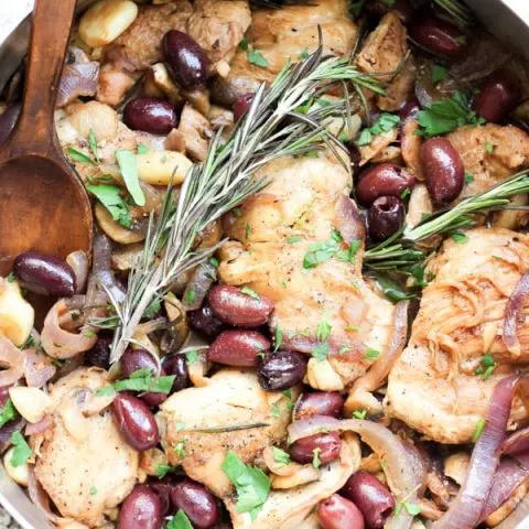This Italian Garlic Chicken Skillet with olives, rosemary, onions, and mushrooms is the perfect dinner for the entire family. 30 minutes is all you need.
