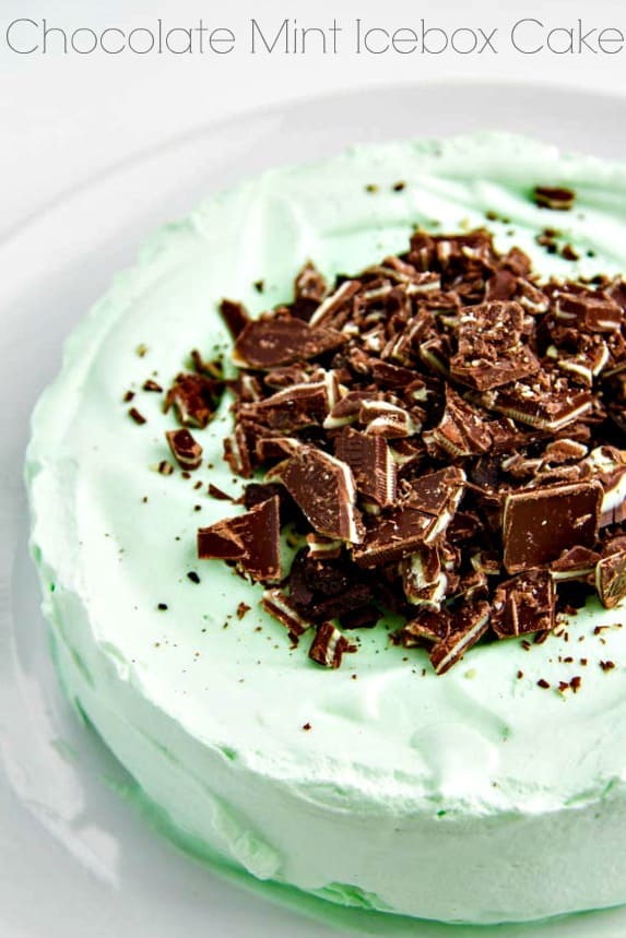 This Chocolate Mint Icebox Cake is SO simple you won't believe it! Creamy mint whipped cream with chocolate wafers and chopped Andes mints - SO GOOD!!