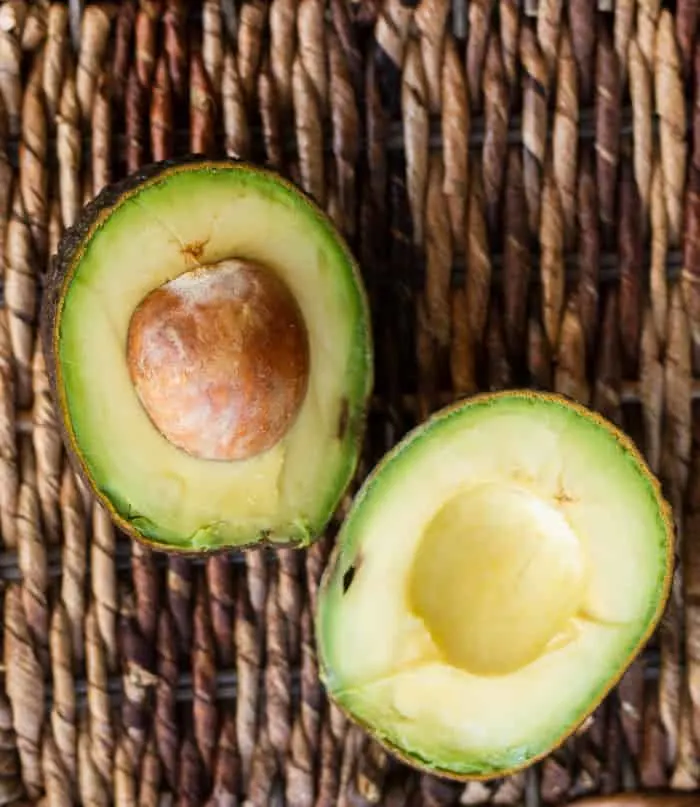 How to keep avocado from turning brown? A side-by-side comparison. Avocados after 4 days in the refrigerator: one saved via FoodSaver and the other in a plastic ziptop bag with as much air squeezed out as possible.