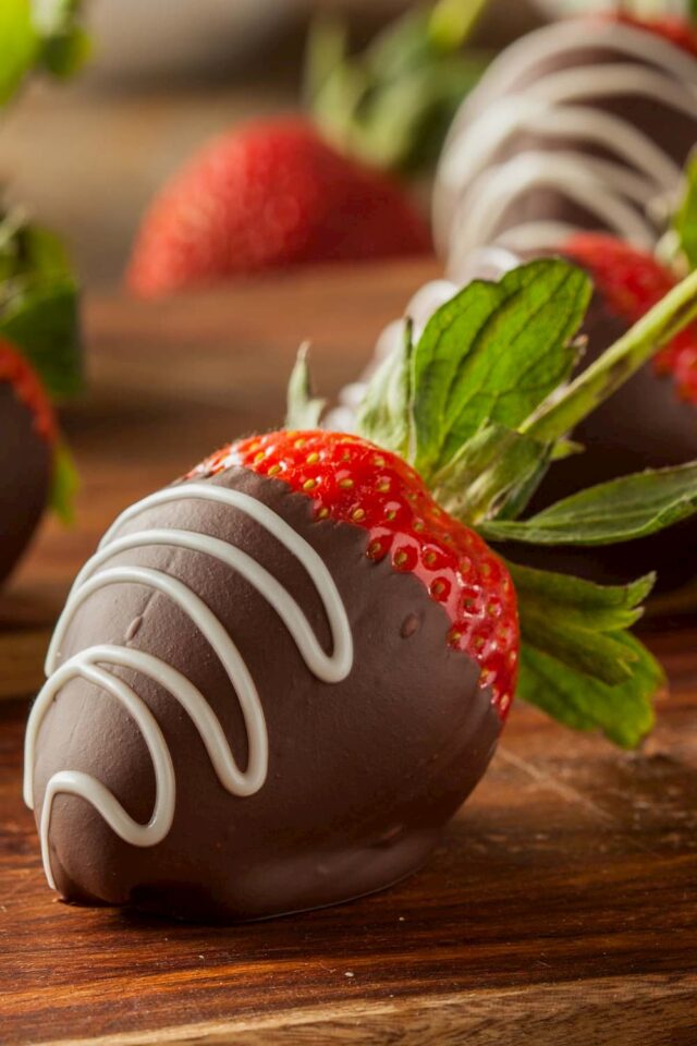 Easy Chocolate Covered Strawberries • The Wicked Noodle