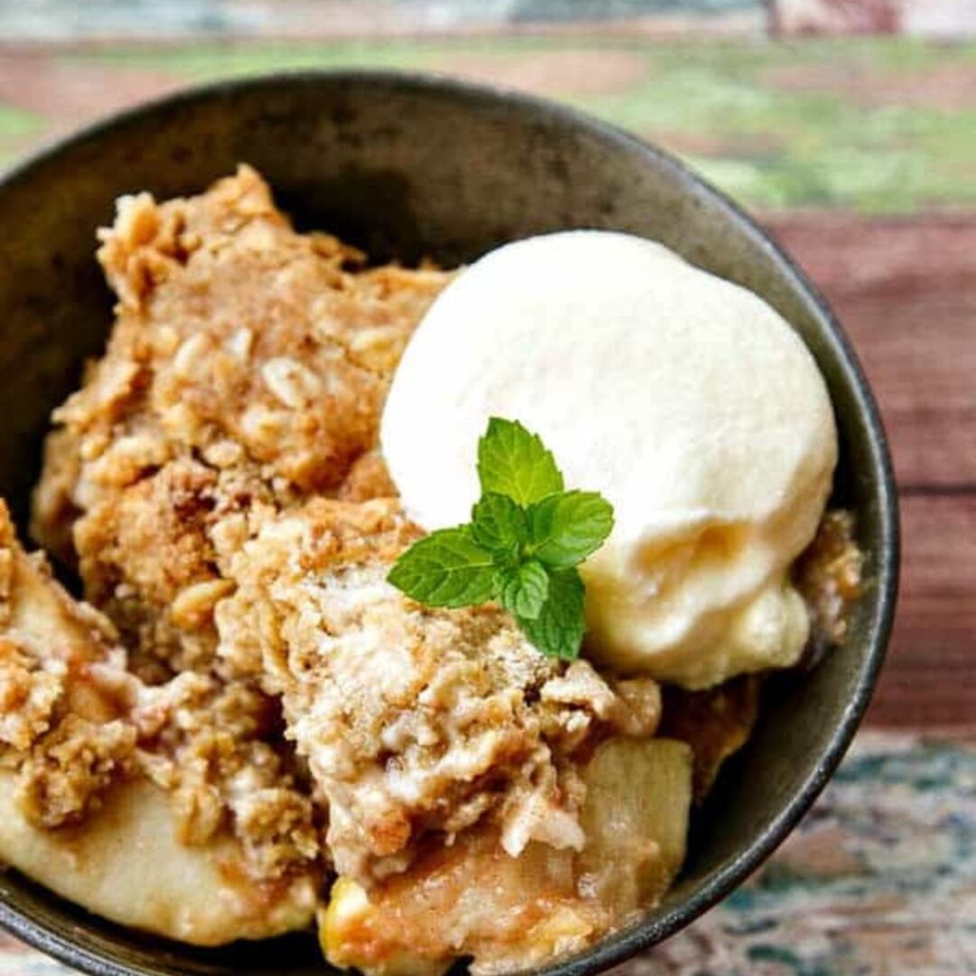Easy Apple Crisp With Oats • The Wicked Noodle