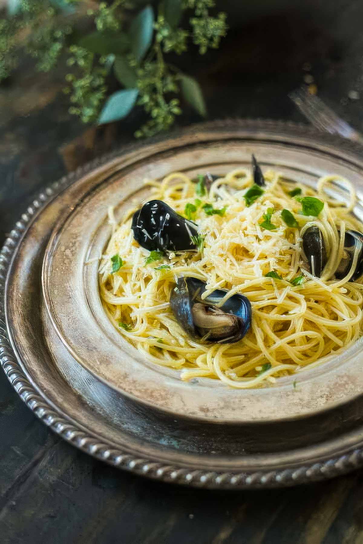 Mussels carbonara on a vintage plate
